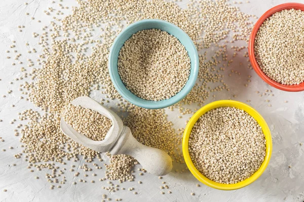 Beyaz arka plan üzerinde renkli kapta organik quinua tahıl