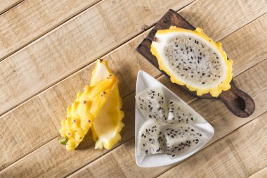 Ahşap arka planda sarı pitahaya ejder meyvesi