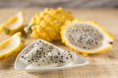 Ahşap arka planda sarı pitahaya ejder meyvesi