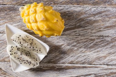 Ahşap arka planda sarı pitahaya ejder meyvesi