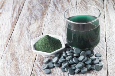 Deniz yosunu toz spirulina ahşap arka plan üzerinde
