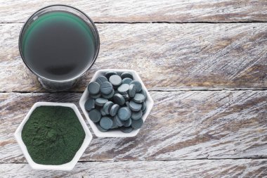 Deniz yosunu toz spirulina ahşap arka plan üzerinde