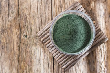 Deniz yosunu toz spirulina ahşap arka plan üzerinde