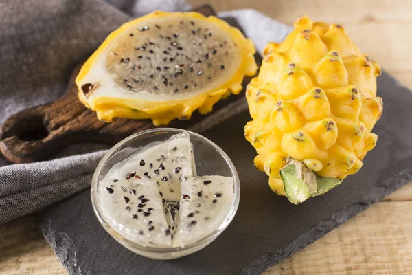 Ahşap arka planda sarı pitahaya ejder meyvesi
