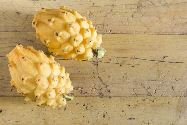 Ahşap arka planda sarı pitahaya ejder meyvesi