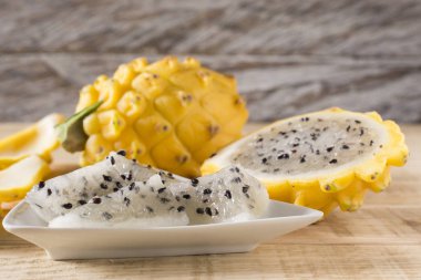 Ahşap arka planda sarı pitahaya ejder meyvesi