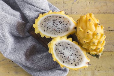 Ahşap arka planda sarı pitahaya ejder meyvesi