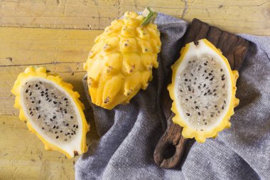 Ahşap arka planda sarı pitahaya ejder meyvesi