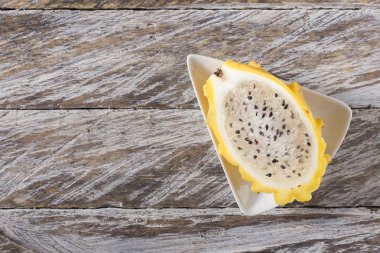 Ahşap arka planda sarı pitahaya ejder meyvesi