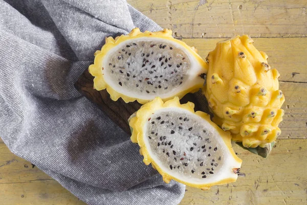 Ahşap arka planda sarı pitahaya ejder meyvesi