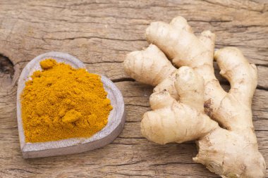 zencefil kökleri ve zerdeçal masada, üstten görünüm