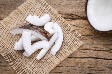 masanın üzerine Hindistan cevizi lezzetli parçalarını