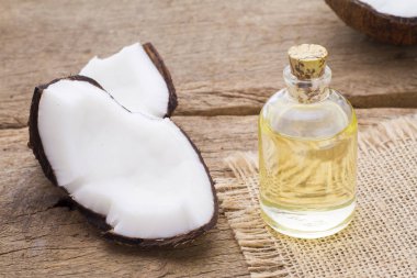 masanın üzerine Hindistan cevizi lezzetli parçalarını