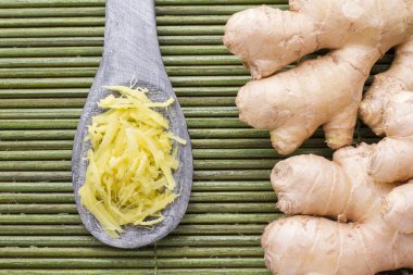 zencefil kökleri üzerinde tablo, üstten görünüm