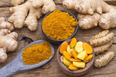 zerdeçal ve zencefil masada