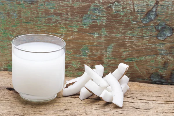 Köstliche Kokosnussstücke Auf Dem Tisch — Stockfoto