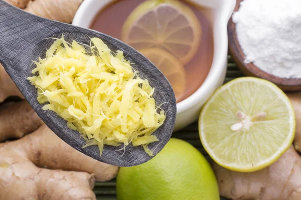 zencefil ve limon yukarıda da görüleceği masada