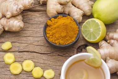 Zerdeçal, zencefil ve limon masada