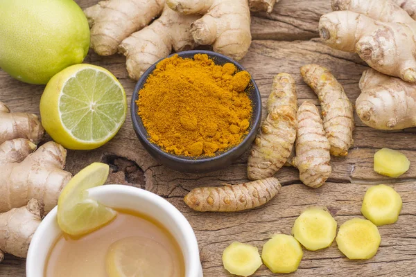 Zerdeçal, zencefil ve limon masada