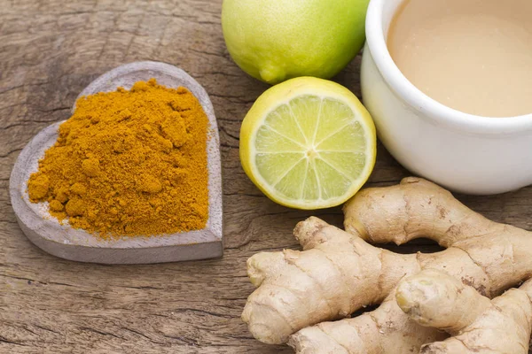 Zerdeçal, zencefil ve limon masada