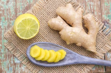 zencefil ve limon yukarıda da görüleceği masada