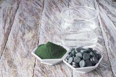Deniz yosunu toz spirulina ahşap arka plan üzerinde