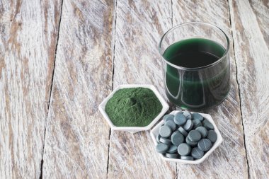 Deniz yosunu toz spirulina ahşap arka plan üzerinde