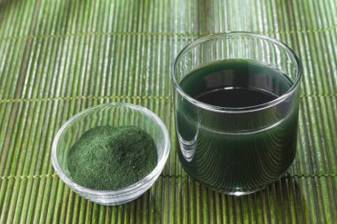 Deniz yosunu toz spirulina ahşap arka plan üzerinde