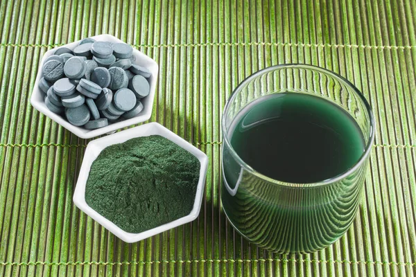 Deniz yosunu toz spirulina ahşap arka plan üzerinde