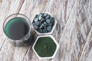 Deniz yosunu toz spirulina ahşap arka plan üzerinde