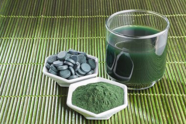 Deniz yosunu toz spirulina ahşap arka plan üzerinde