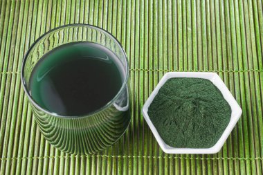 Deniz yosunu toz spirulina ahşap arka plan üzerinde