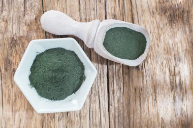 Deniz yosunu toz spirulina ahşap arka plan üzerinde