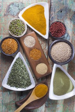 toplama masaya rasgele düzenlenmiş çeşitli kaplarda süper gıdalar