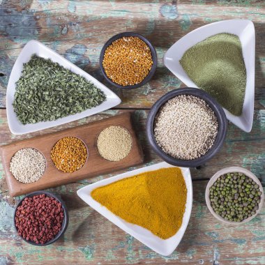 toplama masaya rasgele düzenlenmiş çeşitli kaplarda süper gıdalar