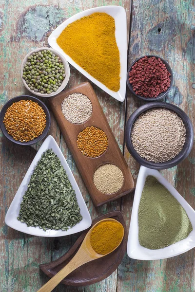 toplama masaya rasgele düzenlenmiş çeşitli kaplarda süper gıdalar