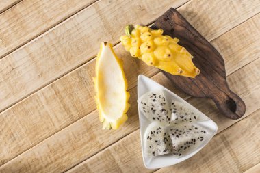 Ahşap arka planda sarı pitahaya ejder meyvesi