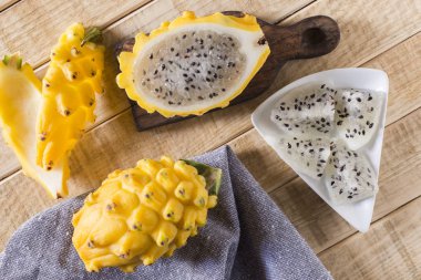 Ahşap arka planda sarı pitahaya ejder meyvesi