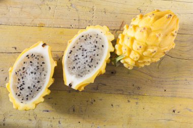 Ahşap arka planda sarı pitahaya ejder meyvesi