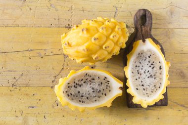 Ahşap arka planda sarı pitahaya ejder meyvesi