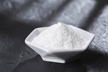 kabartma tozu kase üzerinde ahşap masa, yakın çekim