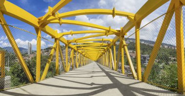 Çimento ve çelik, Medellin Kolombiya yapılmış modern sarı yaya köprüsü