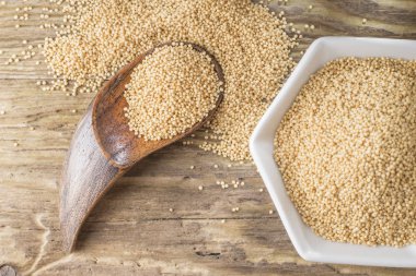 kase, rustik ahşap zemin üzerine solmayan çiçek fasulye