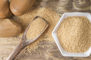 kase, rustik ahşap zemin üzerine solmayan çiçek fasulye