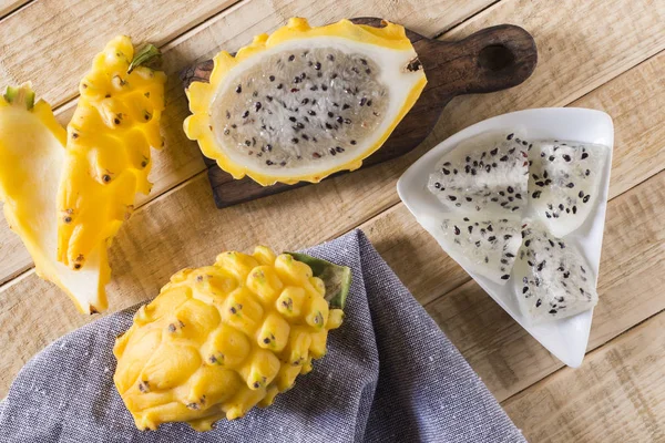 Ahşap arka planda sarı pitahaya ejder meyvesi