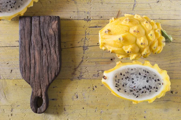 Ahşap arka planda sarı pitahaya ejder meyvesi