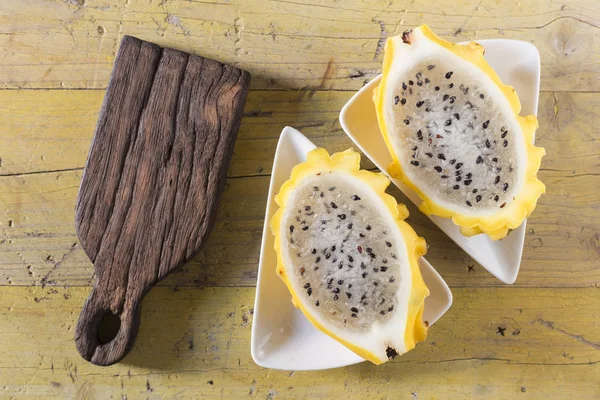 Ahşap arka planda sarı pitahaya ejder meyvesi