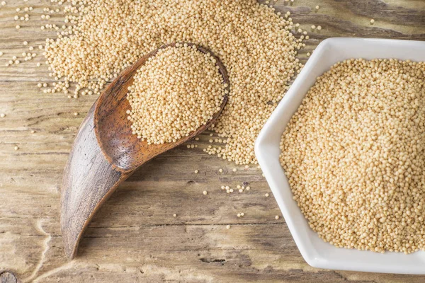 kase, rustik ahşap zemin üzerine solmayan çiçek fasulye