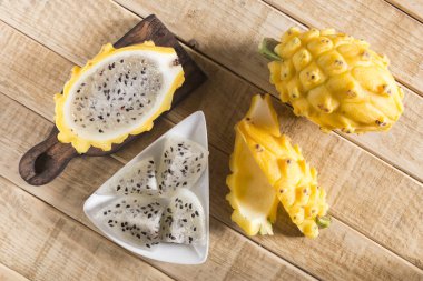 Ahşap arka planda sarı pitahaya ejder meyvesi