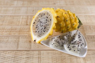 Ahşap arka planda sarı pitahaya ejder meyvesi